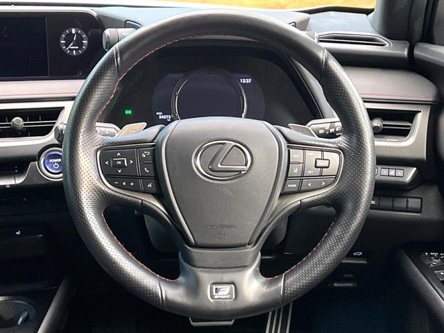 インテリアに合わせたデザインのステアリングは、運転される方のことも考え、運転しやすい形状、大きさです。是非一度、実際に触ってお確かめください。