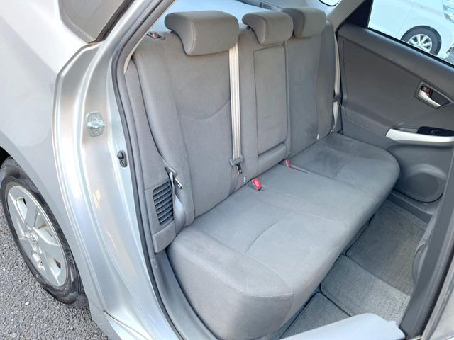 広々とした2列目シートは居住性が高く、居心地も快適!友達や家族とのお出かけにぴったりです。ベビーシートやチャイルドシート使用時も快適にお過ごしいただける十分な空間を確保しています。
