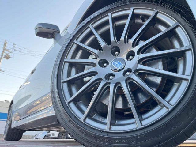 �y�O���[�h��p����18�C���`�A���~�z�C�[���z�f�U�C�����̍��������A���~�z�C�[���𑕒����Ă���܂��B�e��ЊO�A���~�z�C�[����A�X�^�b�h���X�^�C�����戵�����Ă���܂��B���񂲑��k����������