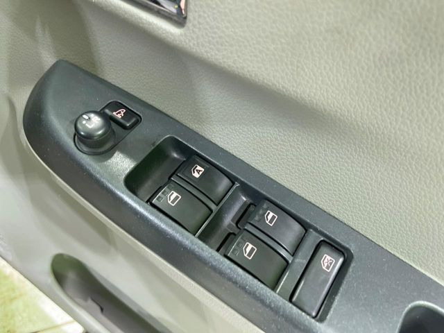 �y�d���i�[�~���[�z�T�C�h�~���[�͓d���i�[���ƂȂ��Ă���A�������ԏ�ł��L�Y�������X�N��}�����܂��B