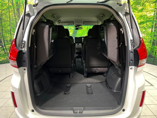 ���i�̂���������ʋ΁A���}���ɏ\���ȉ׎��X�y�[�X���m�ۂ��Ă���܂��B�Z�J���h�V�[�g��|���ƁA�傫�ȉו��̐ύڂ��\�ł���