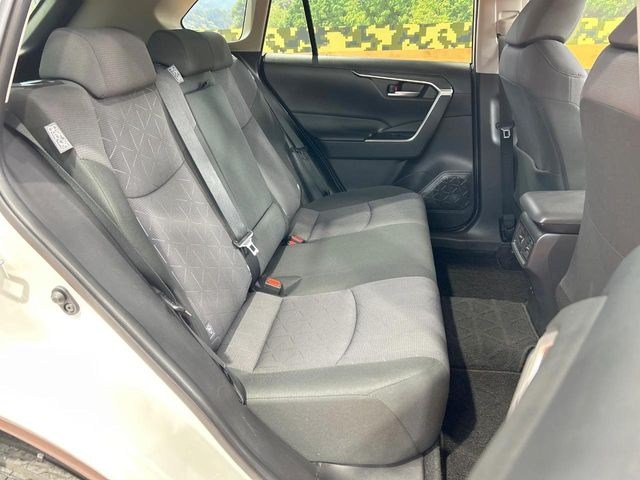 後部座席も気になるようなキズ・汚れやへたり等、大きなダメージはなく、良好な状態です。