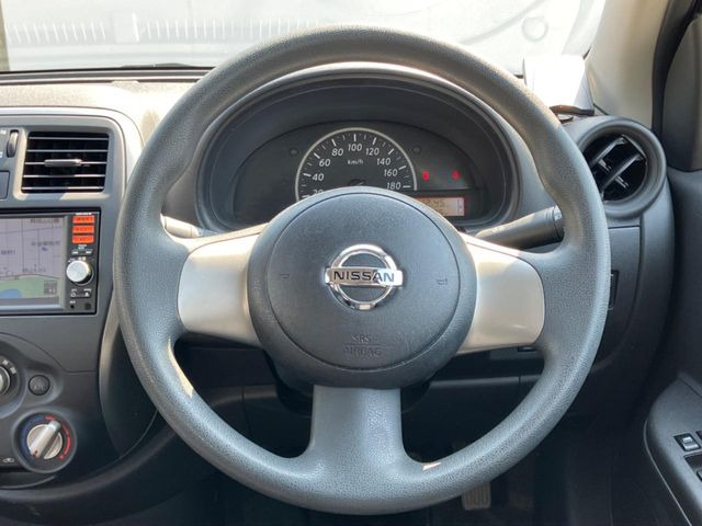 �C���e���A�ɍ��킹���f�U�C���̃X�e�A�����O�́A�^�]�������̂��Ƃ��l���A�^�]���₷���`��A�傫���ł��B�����x�A���ۂɐG���Ă��m���߂��������B