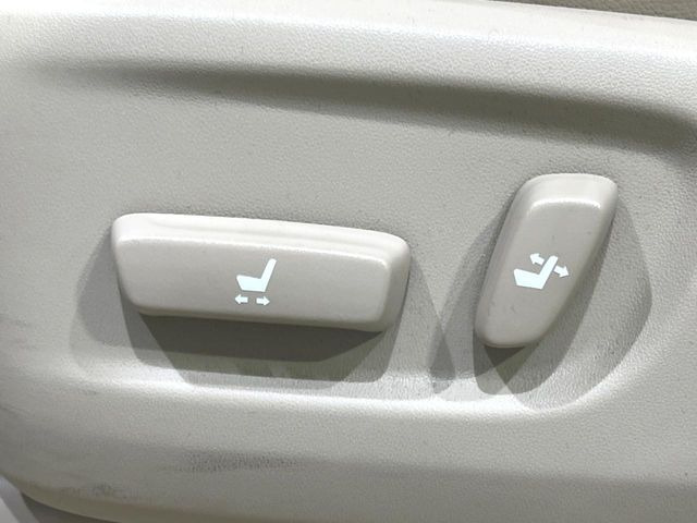 【パワーシート】スイッチ一つで簡単にシートの微調整が可能!電動だから力もいりません!快適なシートポジションにセットして、快適なドライブをお楽しみください。