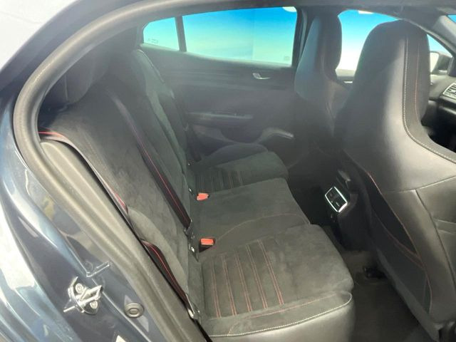 ●後部座席も気になるようなキズ・汚れやへたり等、大きなダメージはなく、良好な状態です。