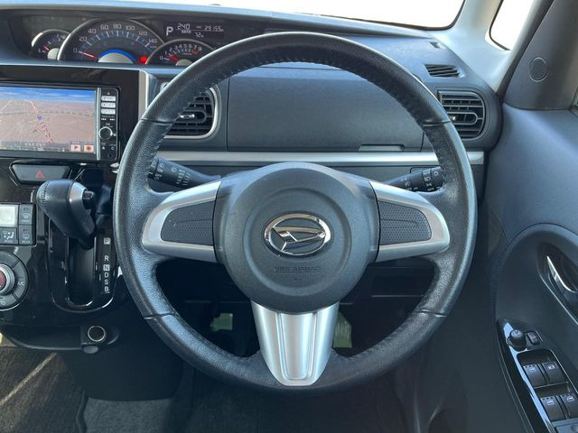 �C���e���A�ɍ��킹���f�U�C���̃X�e�A�����O�́A�^�]�������̂��Ƃ��l���A�^�]���₷���`��A�傫���ł��B�����x�A���ۂɐG���Ă��m���߂��������B