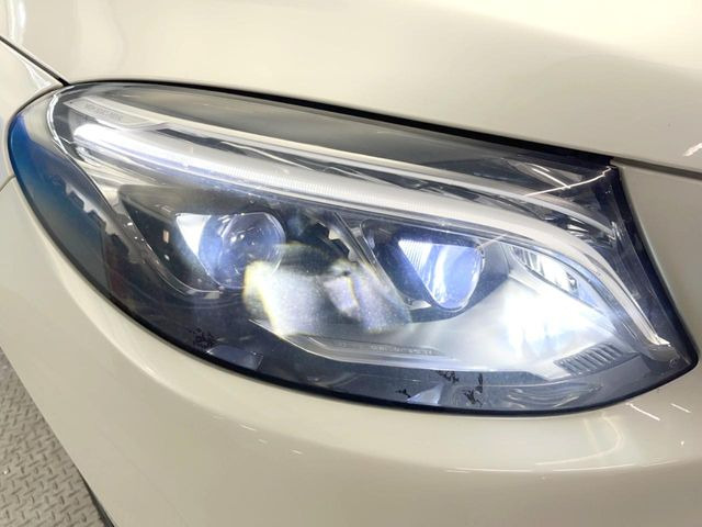 ●LEDヘッドライト:夜間走行時も良好な視界を確保し安心して運転できる高輝度LEDヘッドライトを装備!点灯速度が早く、消費電力も抑えられています。