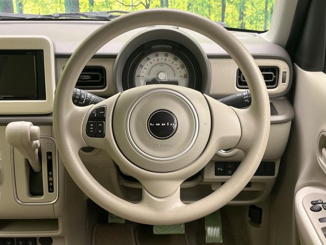 �C���e���A�ɍ��킹���f�U�C���̃X�e�A�����O�́A�^�]�������̂��Ƃ��l���A�^�]���₷���`��A�傫���ł��B�����x�A���ۂɐG���Ă��m���߂��������B