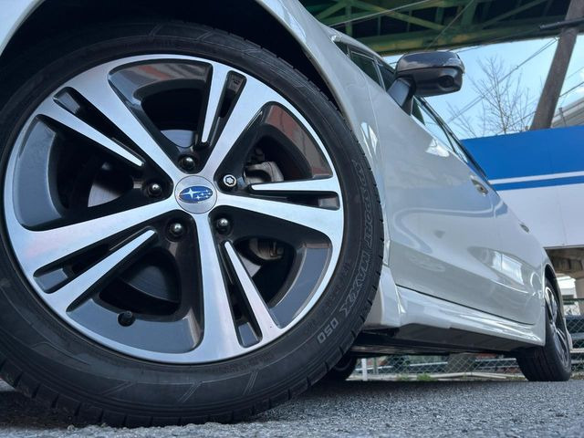 �y����17�C���`�A���~�z�C�[���z�O�ςɃ}�b�`���������A���~�z�C�[���𑕒����Ă���܂��B�e��ЊO�A���~�z�C�[����A�X�^�b�h���X�^�C�����戵�����Ă���܂��B���񂲑��k����������