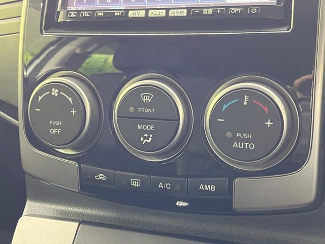 【オートエアコン】一度お好みの温度に設定すれば、車内の温度を検知し風量や温度を自動で調整。暑い&hellip;寒い&hellip;と何度もスイッチ操作をする必要はありません。快適な車内空間には必須の機能ですね♪