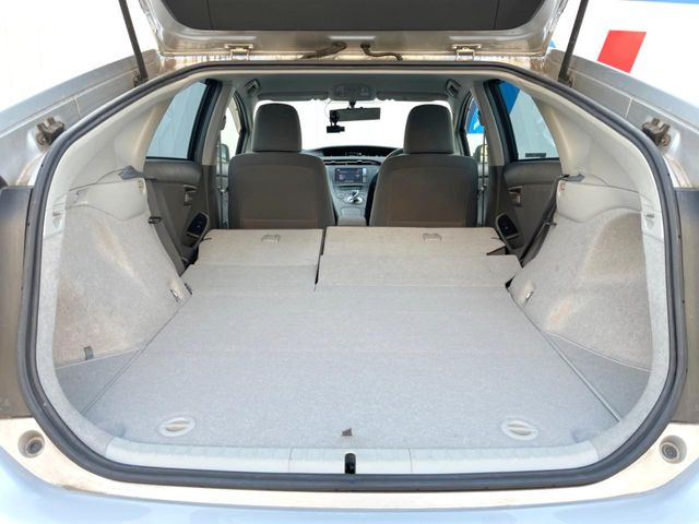 後席を格納すると、これだけの広さが!シーンに合わせたシートアレンジで、大きな荷物も積むことが出来ます♪