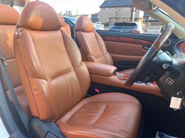 運転席シート廻りは使用感も少なく、良好な状態となっています。丁寧に使われていたことがよくわかりますね。