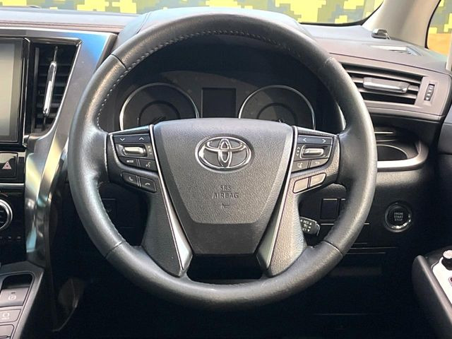 �C���e���A�ɍ��킹���f�U�C���̃X�e�A�����O�́A�^�]�������̂��Ƃ��l���A�^�]���₷���`��A�傫���ł��B�����x�A���ۂɐG���Ă��m���߂��������B