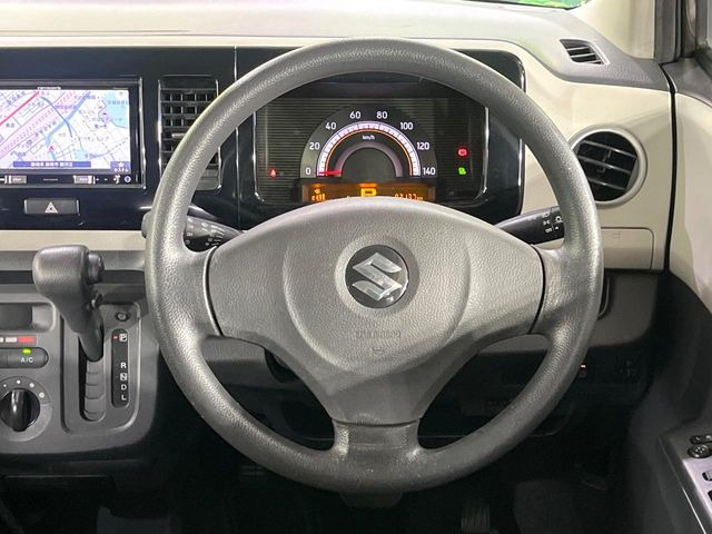 �C���e���A�ɍ��킹���f�U�C���̃X�e�A�����O�́A�^�]�������̂��Ƃ��l���A�^�]���₷���`��A�傫���ł��B�����x�A���ۂɐG���Ă��m���߂��������B