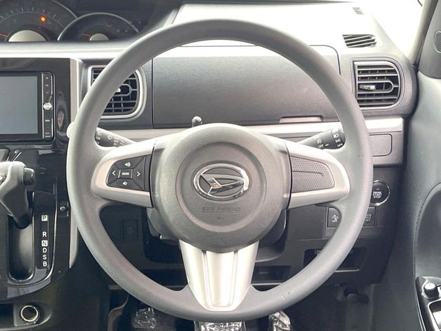 �C���e���A�ɍ��킹���f�U�C���̃X�e�A�����O�́A�^�]�������̂��Ƃ��l���A�^�]���₷���`��A�傫���ł��B�����x�A���ۂɐG���Ă��m���߂��������B