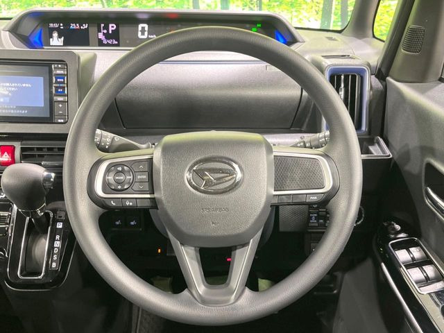 �C���e���A�ɍ��킹���f�U�C���̃X�e�A�����O�́A�^�]�������̂��Ƃ��l���A�^�]���₷���`��A�傫���ł��B�����x�A���ۂɐG���Ă��m���߂��������B