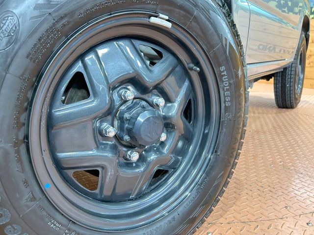 �y����16�C���`�A���~�z�C�[���z�O�ςɃ}�b�`���������A���~�z�C�[���𑕒����Ă���܂��B�e��ЊO�A���~�z�C�[����A�X�^�b�h���X�^�C�����戵�����Ă���܂��B���񂲑��k����������