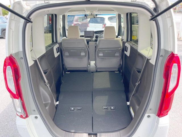 ���i�̂���������ʋ΁A���}���ɏ\���ȉ׎��X�y�[�X���m�ۂ��Ă���܂��B�Z�J���h�V�[�g��|���ƁA�傫�ȉו��̐ύڂ��\�ł���