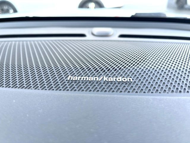 �yharman kardon�z�n�[�}���J�[�h����Hi-Fi�X�y�V�����X�g�Ƌ��ɁA���f���ʂɊJ���E�݌v���ꂽ��p�`���[�j���O���Տꊴ���鉹����Ԃ��������Ă��܂��B
