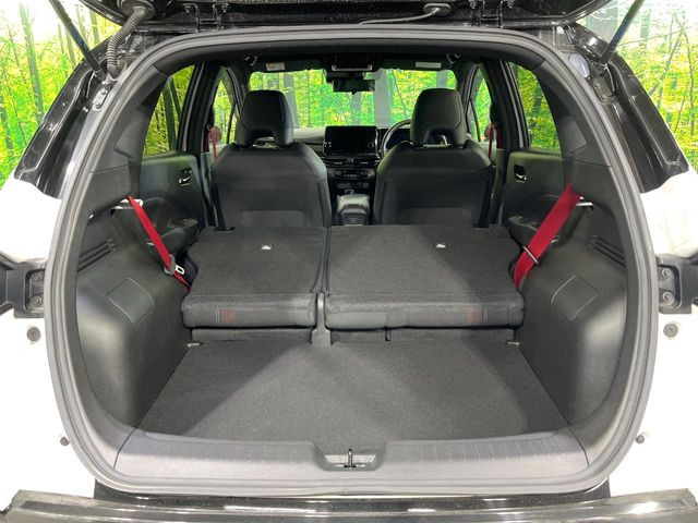 ���i�̂���������ʋ΁A���}���ɏ\���ȉ׎��X�y�[�X���m�ۂ��Ă���܂��B�Z�J���h�V�[�g��|���ƁA�傫�ȉו��̐ύڂ��\�ł���