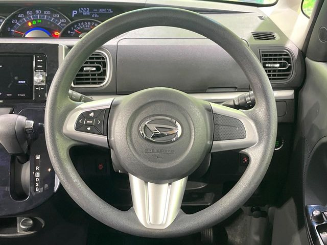 �C���e���A�ɍ��킹���f�U�C���̃X�e�A�����O�́A�^�]�������̂��Ƃ��l���A�^�]���₷���`��A�傫���ł��B�����x�A���ۂɐG���Ă��m���߂��������B