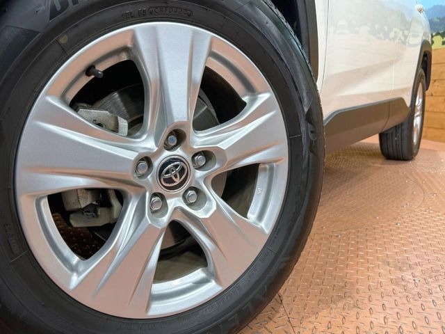 【純正17インチアルミホイール】外観にマッチした純正アルミホイールを装着しております。各種社外アルミホイールや、スタッドレスタイヤも取扱いしております。是非ご相談ください♪