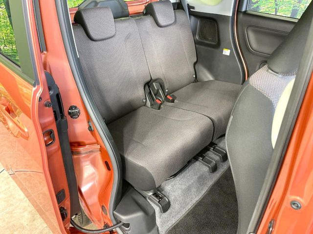 後部座席も気になるようなキズ・汚れやへたり等、大きなダメージはなく、良好な状態です。