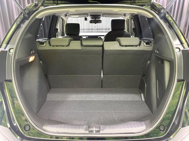 ���i�̂���������ʋ΁A���}���ɏ\���ȉ׎��X�y�[�X���m�ۂ��Ă���܂��B�Z�J���h�V�[�g��|���ƁA�傫�ȉו��̐ύڂ��\�ł���