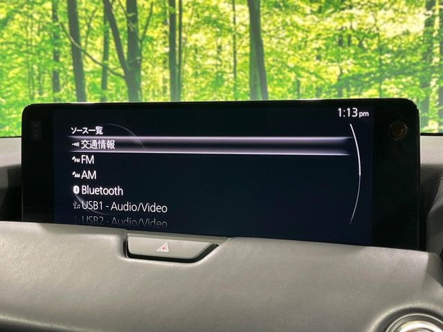 【12.3インチマツダコネクト】車内の雰囲気にマッチした大型ディスプレイ。スマホ接続でのナビ使用やBluetooth再生等、様々な機能が楽しめます。直感的なダイヤル操作が可能で、使い勝手も良好です。