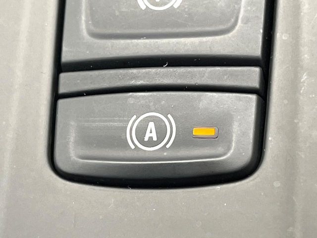 ●オートホールド:高級車に多く装備されている、電動パーキングブレーキです。信号待ちの際でもブレーキを踏み続けておく必要がなくなります!