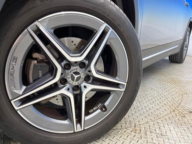 ●純正19インチアルミホイール:輸入車ならではの卓越した走りを支えるホイールと足回りです!日本車の走りに慣れている方にもぜひ体感して頂きたいほど、高いレベルでまとまっています!