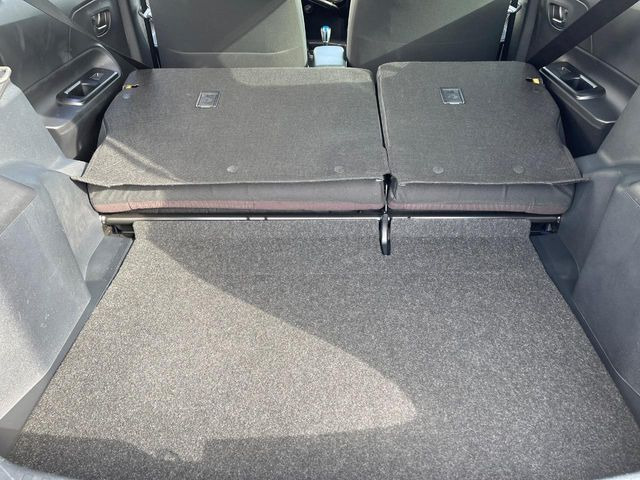 ���i�̂���������ʋ΁A���}���ɏ\���ȉ׎��X�y�[�X���m�ۂ��Ă���܂��B�Z�J���h�V�[�g��|���ƁA�傫�ȉו��̐ύڂ��\�ł���