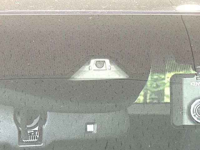 �y�z���_�Z���V���O�z���s���ɑO���̎ԗ�����F�����A�Փ˂������Ȏ��͌x��ƃu���[�L�ŏՓˉ���Ɣ�Q�y�����A�V�X�g�B�����S�Ƀh���C�u�����y���݂��������܂��B