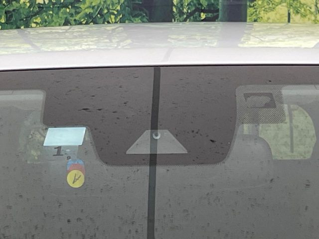 【プリクラッシュセーフティ】前方の車両等を検知し、衝突しそうな時は警報で注意を促し、ブレーキを踏む力をサポート。ブレーキを踏めなかった場合は衝突被害軽減ブレーキが作動、衝突回避をサポートします。