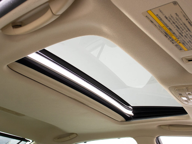 人気装備のサンルーフが付いています!上下チルトに前後スライド機能が付いていますので、様々なドライブシーンで活躍してくれます!!開放感ある車内空間は気持ちがいいですよ!是非体感してみて下さい!