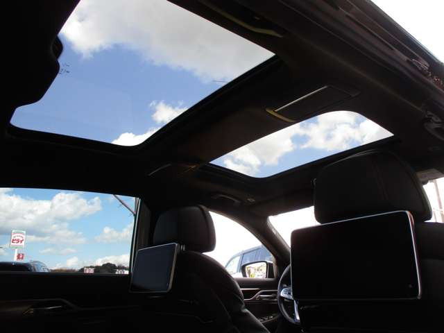 左H・純正ナビ・全方位M・フルセグ・リヤエンタ・サンルーフ・黒革ベンチレーション・マッサージシート・全ドアイージークローズ・Pトランク・純正20AW・革巻きH・パドルシフト