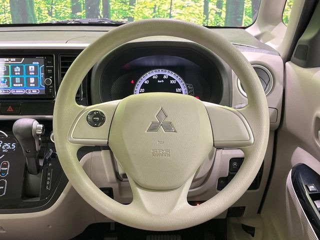 �C���e���A�ɍ��킹���f�U�C���̃X�e�A�����O�́A�^�]�������̂��Ƃ��l���A�^�]���₷���`��A�傫���ł��B�����x�A���ۂɐG���Ă��m���߂��������B