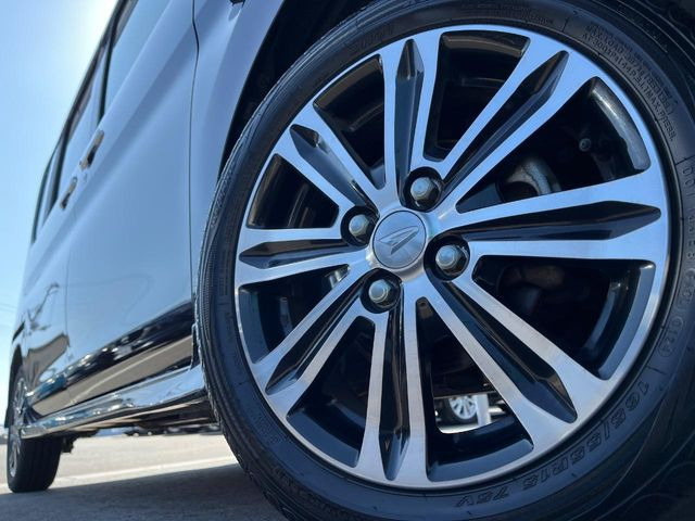 �y����15�C���`�A���~�z�C�[���z�O�ςɃ}�b�`���������A���~�z�C�[���𑕒����Ă���܂��B�e��ЊO�A���~�z�C�[����A�X�^�b�h���X�^�C�����戵�����Ă���܂��B���񂲑��k����������