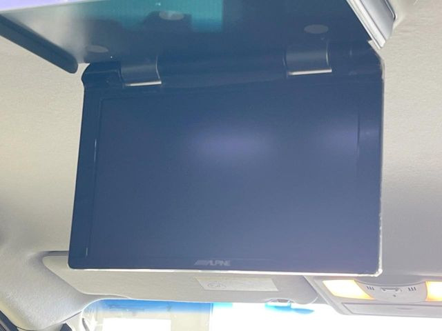 【フリップダウンモニター】大画面モニターで後席でもエンタメをお楽しみいただけます。小さなお子様にも大人気の装備です♪