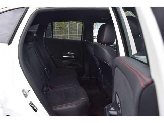 GLAクラスGLA200d 4マチック AMGラインパッケージ 4WD