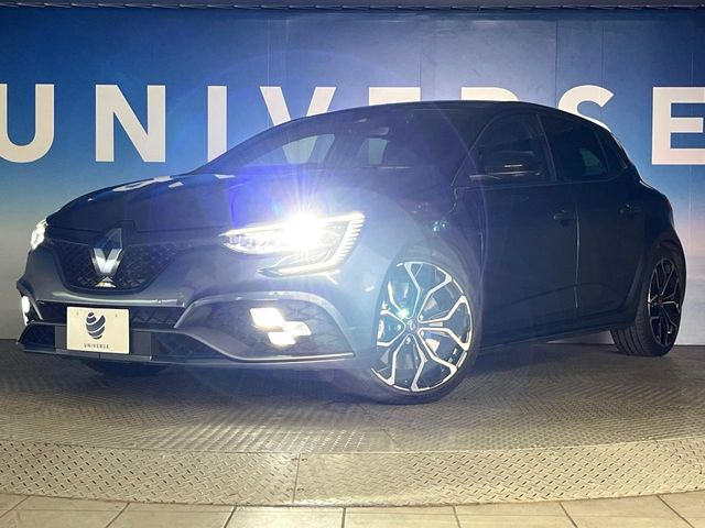 ●LEDヘッドライト:夜間走行時も良好な視界を確保し安心して運転できる高輝度LEDヘッドライトを装備!点灯速度が早く、消費電力も抑えられています。