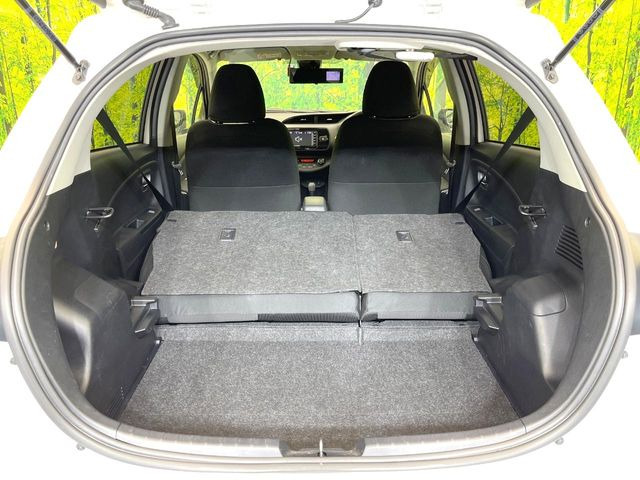 ���i�̂���������ʋ΁A���}���ɏ\���ȉ׎��X�y�[�X���m�ۂ��Ă���܂��B�Z�J���h�V�[�g��|���ƁA�傫�ȉו��̐ύڂ��\�ł���