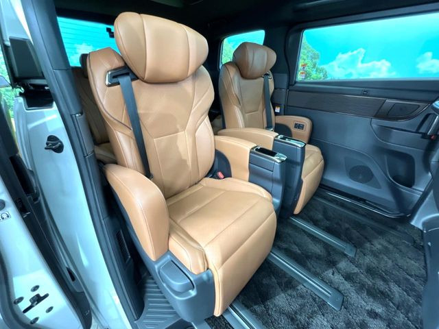 二列目中央はウォークスルーとなっております。二列目と三列目の移動や乗り降りがとっても楽になるので、乗り降りの際もストレスを感じることはありません♪