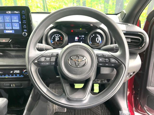 �C���e���A�ɍ��킹���f�U�C���̃X�e�A�����O�́A�^�]�������̂��Ƃ��l���A�^�]���₷���`��A�傫���ł��B�����x�A���ۂɐG���Ă��m���߂��������B