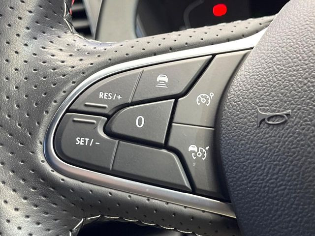 ●アダプティブクルーズコントロール:前の車との車間距離を一定にとりつつ、一定速度で自動走行してくれる次世代のクルーズコントロール!主に高速道路や自動車専用道路で使用する便利な機能です!