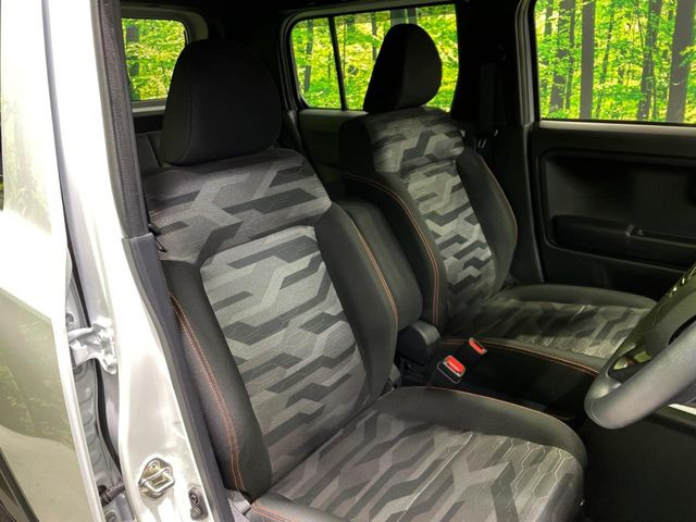 運転席まわりには十分なスペースがあり、大柄な方でもゆったり運転していただける環境です。