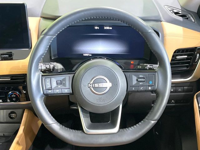 �C���e���A�ɍ��킹���f�U�C���̃X�e�A�����O�́A�^�]�������̂��Ƃ��l���A�^�]���₷���`��A�傫���ł��B�����x�A���ۂɐG���Ă��m���߂��������B