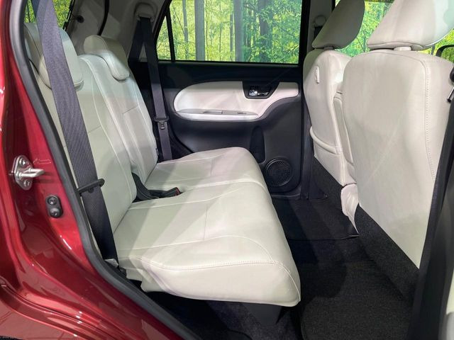 後部座席も気になるようなキズ・汚れやへたり等、大きなダメージはなく、良好な状態です。