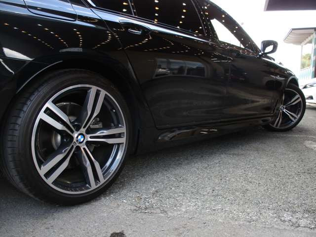 左H・純正ナビ・全方位M・フルセグ・リヤエンタ・サンルーフ・黒革ベンチレーション・マッサージシート・全ドアイージークローズ・Pトランク・純正20AW・革巻きH・パドルシフト