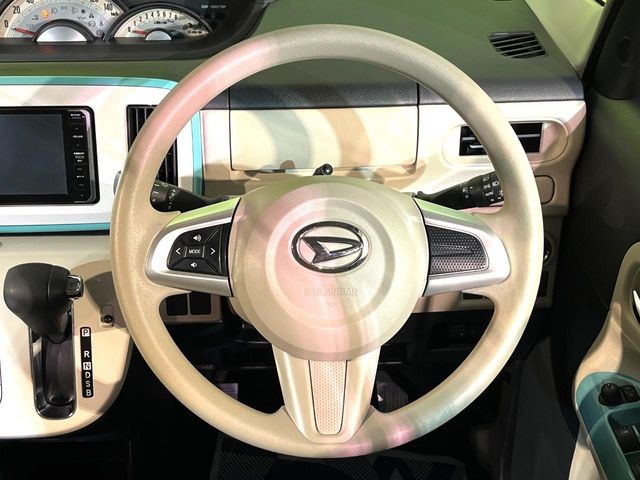 �C���e���A�ɍ��킹���f�U�C���̃X�e�A�����O�́A�^�]�������̂��Ƃ��l���A�^�]���₷���`��A�傫���ł��B�����x�A���ۂɐG���Ă��m���߂��������B